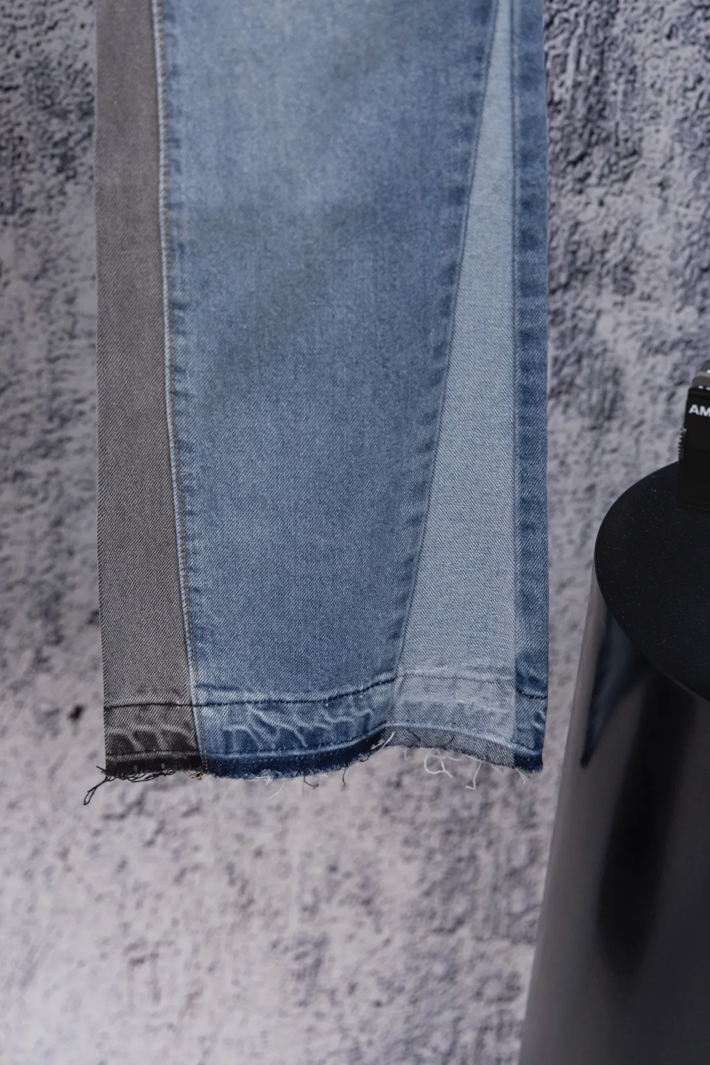 💰270 GALLERY DEPT. Vintage multi-leather splicing cross loose washed flared jeans to truly restore the ultimate texture of Vintage. Original hardware accessories, washed and other elevators, QR code analysis are all purchased from the original factory, high degree of restoration, you are welcome to compare the products~ Three-dimensional version Loose and comfortable, not picky about the figure, taller and slimmer, factory Seiko, original factory quality control, same style for men and women, can be matched with couples, versatile recommendation, must-have jeans for all seasons Size: 28-30-32-34 Color: blue gray
